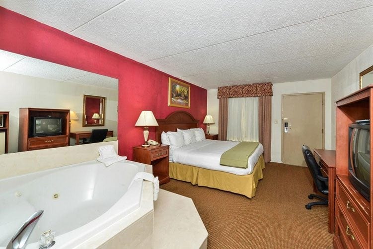 Guest room with whirlpool bathtub
