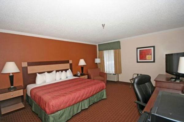 1 Bed Room at the Days Inn Asheville/Mall in Asheville, North Carolina