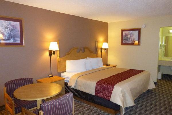 Red Roof Inn & Suites in Cave City, KY