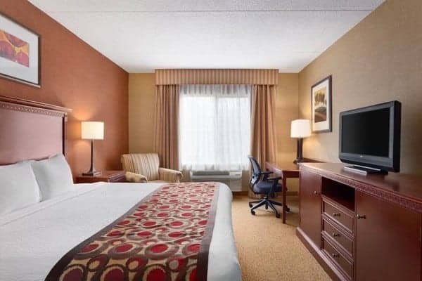 Relax in the Country Inn & Suites Nashville\'s Lobby
