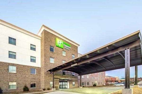 Holiday Inn Express & Suites in Shawnee, KS