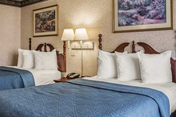 Econo Lodge Inn & Suites in Pilot Mountain, NC